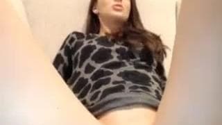 Сексуальная брюнетка мастурбирует для нас на камеру