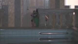 Брюнетка получает удовольствие от этого члена