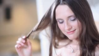 Дина молодая девушка с очень мягкой кожей