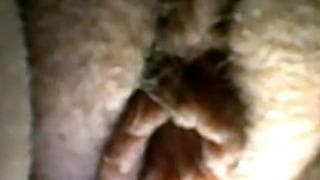 Она милая брюнетка, которая любит играть