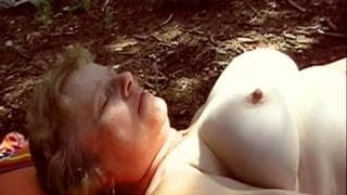 Эта бабушка любит быть ближе к природе!