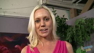 Кейси наслаждается членом в своих руках.