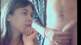 Его подруга дает ему очень хороший минет