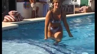 Она наслаждается сразу двумя членами!