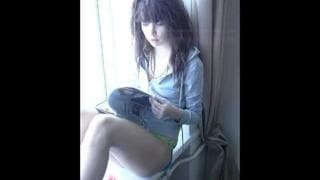 Молодая брюнетка соблазнительно раздевается