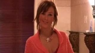 Соблазнительная брюнетка в душе