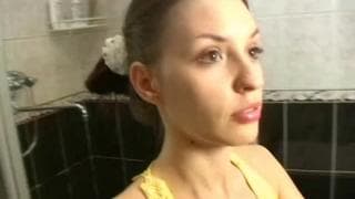 Красивая брюнетка в горячей сексуальной сцене