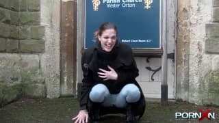 Эта распутная шлюха писает себе в штаны