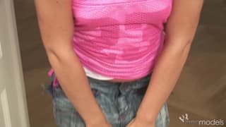 Гия обожает доводить себя до оргазма