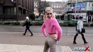 Эта блондинка будет мочиться где угодно