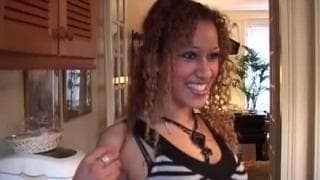 Француженка раздвигает свои ножки