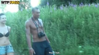 Она просто хочет сосущую сессию на природе