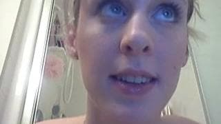  Ласки в душе озорной блондинки