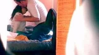 Симпатичная брюнетка хочет сосать в комнате