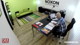 Эта женатая блондинка спит с ее боссом