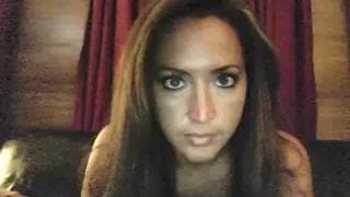 Она брюнетка, которая любит мастурбировать