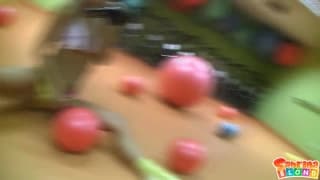 Это блондинка веселится, играя со страпоном