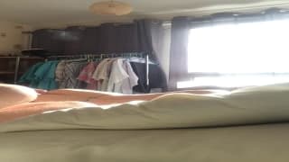 Толстый парень любит свою жену в постели