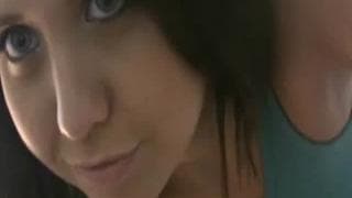 Горячая брюнетка любит играть с собой