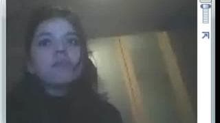 Брюнетка снимает себя на веб-камеру