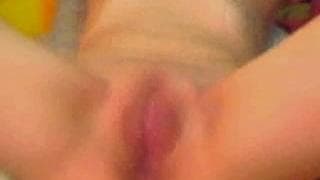 она любит засовывать пальцы внутрь