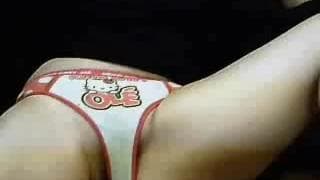 Молодая девушка мастурбирует с ее игрушкой