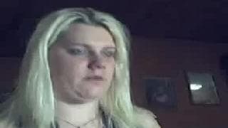 Пухлая мамаша любит фистинг на веб-камеру