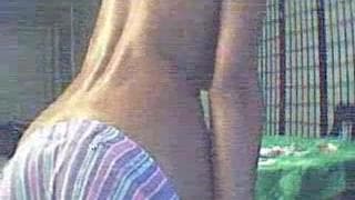 Молодая черная девушка с красивыми сиськами