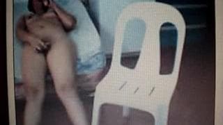 Брюнетка мастурбирует по телефону