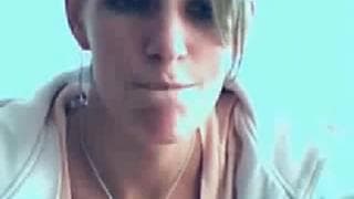 Горячая красотка показывает ее нижнее белье