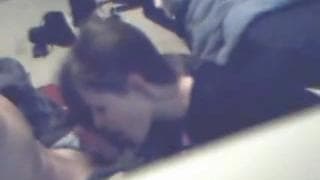 Женщина сосет щедро на камеру