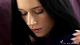 Анна мастурбирует с большой деликатностью