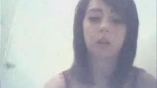 Ей всего 18 и она играется со своей киской