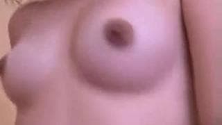 Она сосет своему партнеру