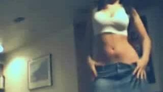 Брюнетка показывает нам ее первое видео