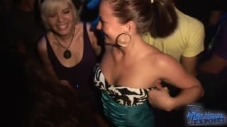 Морган дает минет в машине