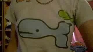 Женщина возбужденно трогает себя