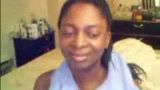 Черная женщина хорошо двигает ее задницей!