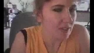 Любительница перед ее веб-камерой