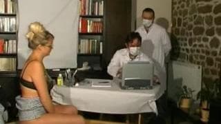 Анализируя киску блондинки Анализируя киску блондинки