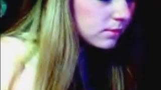 Молодая шлюха показывает свое тело на камеру