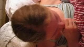 Это молодая блондинка будет сосать его член