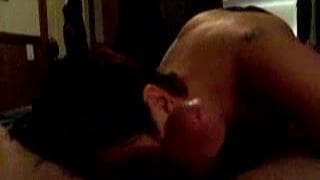 Брюнетка сосет петух своего парня!