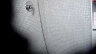 Секретная  камера снимает эту брюнетка! 