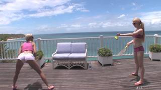 Две молодые блондинки и огромный дилдо