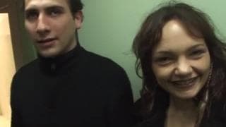 Маленькие сиськи удовлетворить людей в оргии 