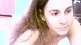 Волосатая киска мастурбирует на камеру