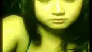 Азиатская сука показывает сиськи на камеру 