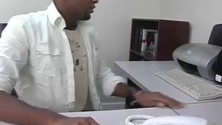 Черный парень любит проникнуть в блондинку