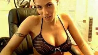 Красивая милф играет с ее игрушкой